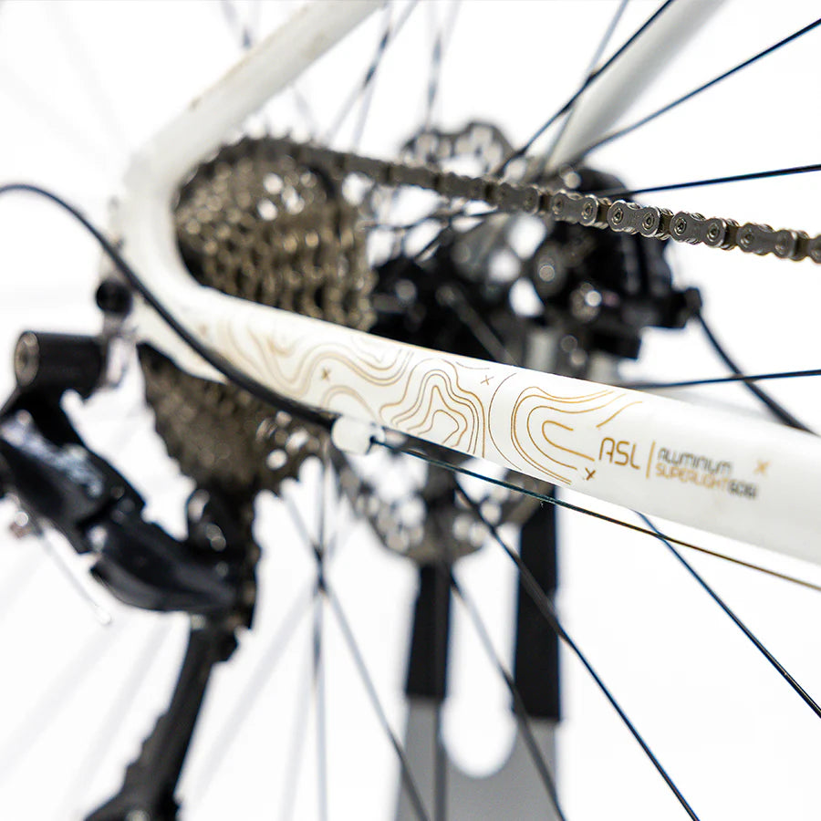 ALUBIKE ONIX 700C COLOR CREMA MODELO 2026