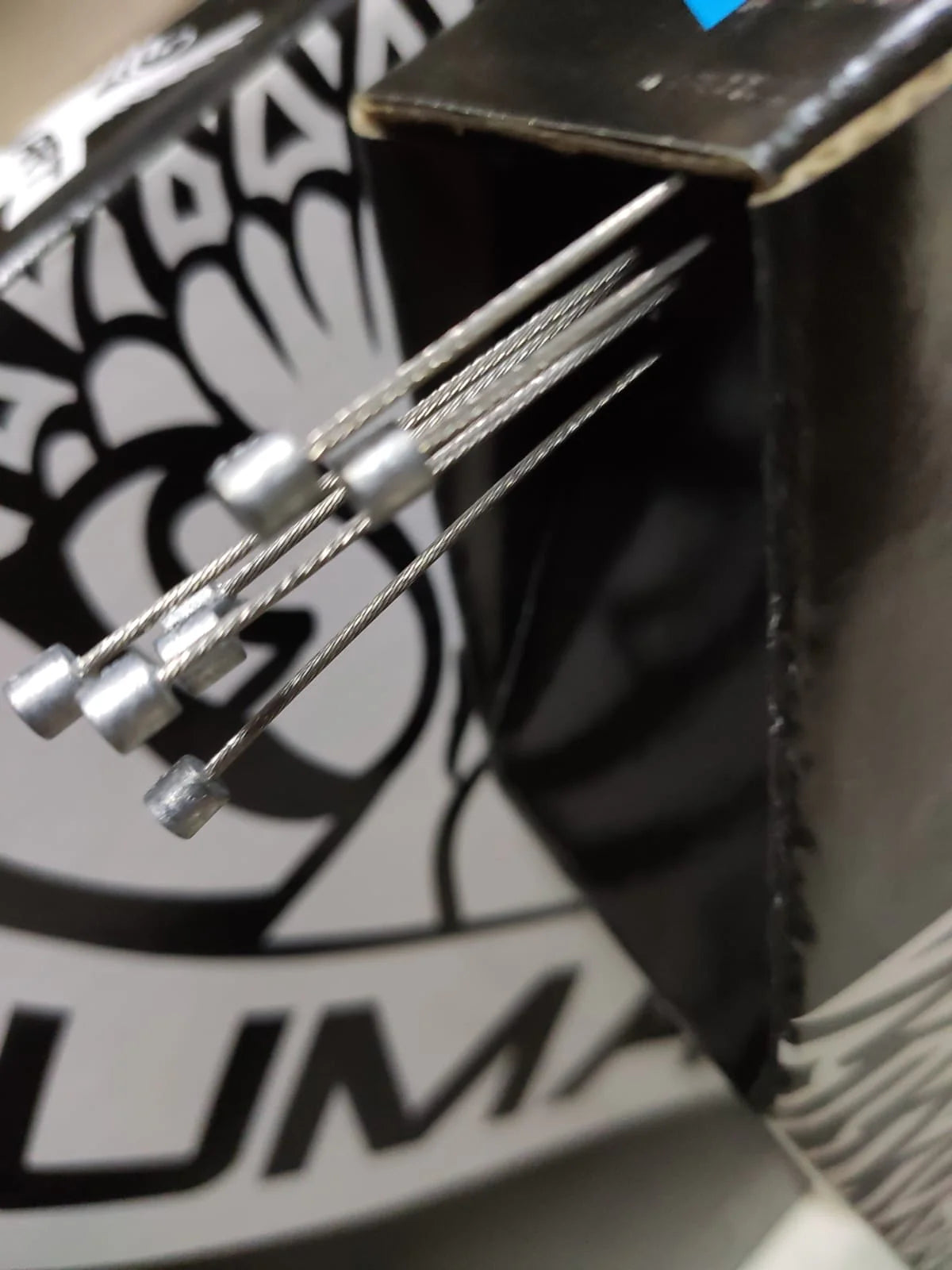 CAJA CON CHICOTES DE CAMBIOS INOXIDABLES PARA BICICLETA